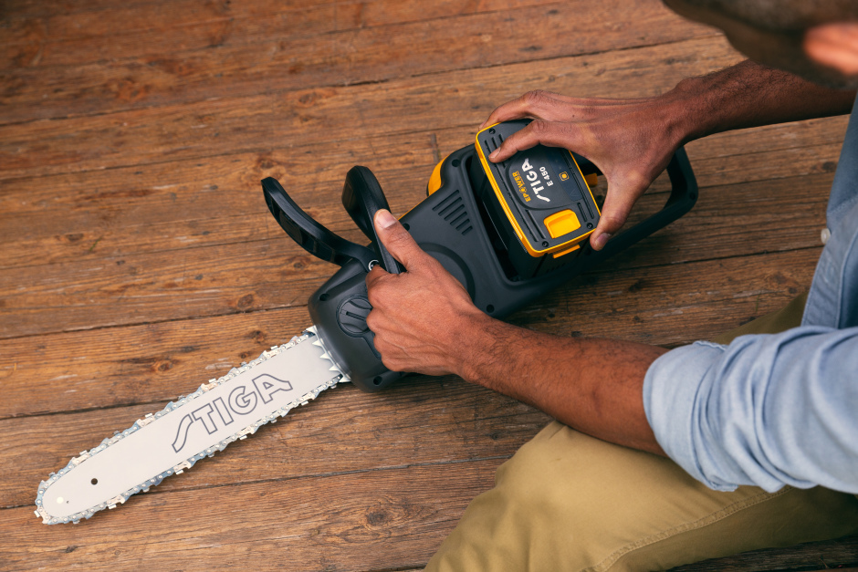 Stiga CS 700e 48v Cordless Chainsaw – 35cm Guide Bar (Tool Only)