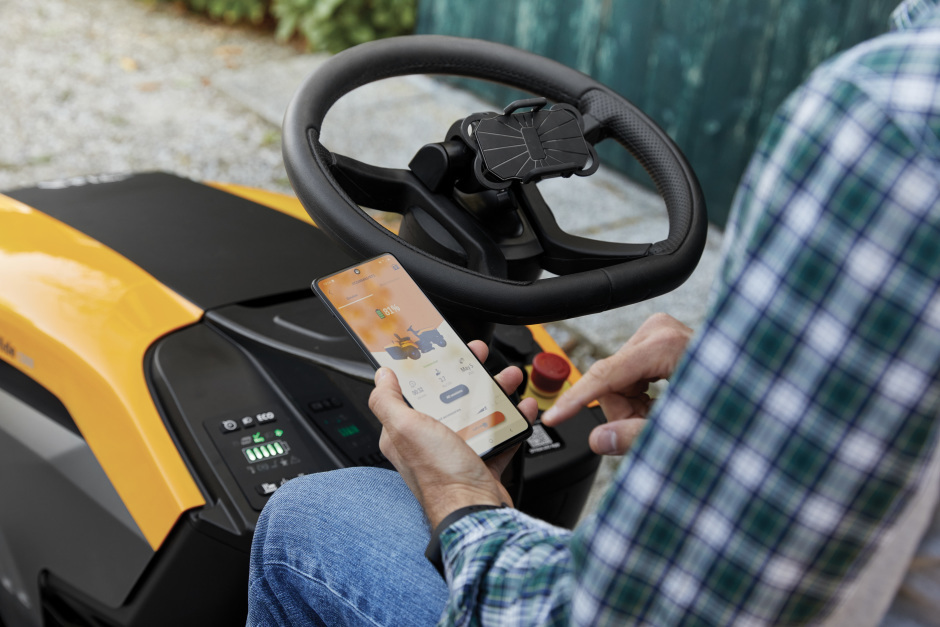 Stiga Estate 584e Battery-Powered Rear-Collect Lawn Tractor with Stepless Electronic Drive
