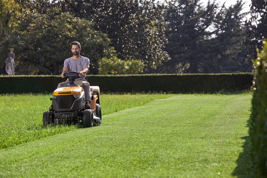 Stiga Estate 598 Rear-Collect Lawn Tractor with Hydrostatic Drive