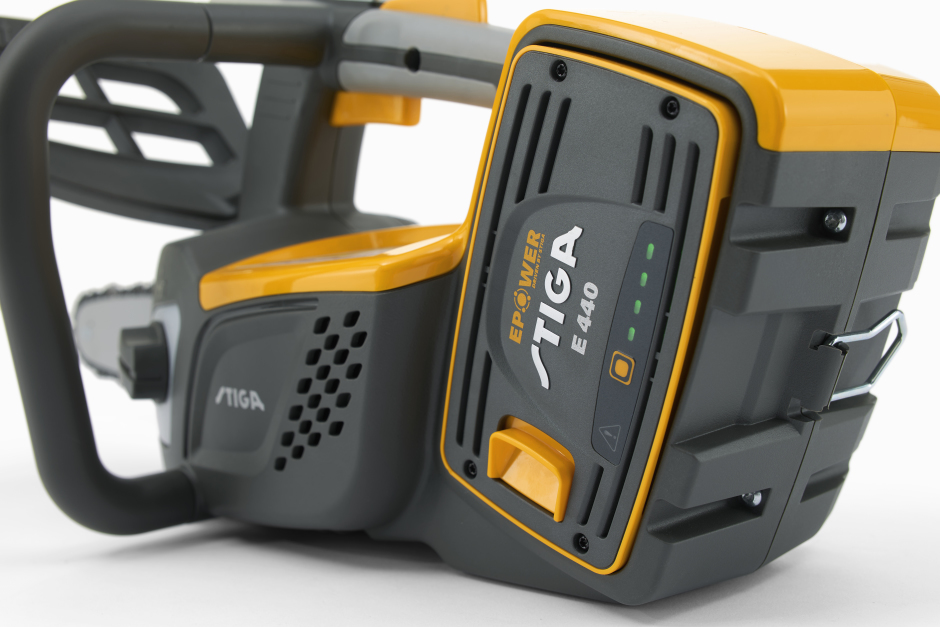 Stiga PR 700e 48v Cordless Top-Handle Arborist’s Chainsaw - Stiga E440 48v ePower Lithium-Ion Battery in Battery Slot.