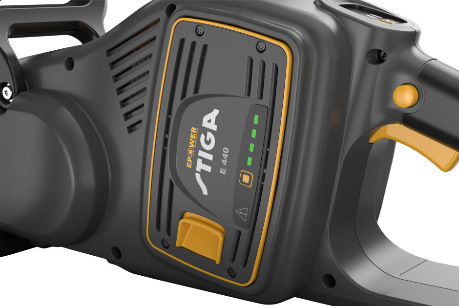 Stiga CS 700e 48v Cordless Chainsaw – Stiga E440 48v ePower Lithium-Ion Battery in Battery Slot.