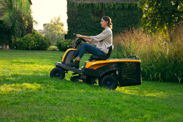 Stiga Swift 372e Battery-Powered Rear-Collect Ride-On Lawnmower with Stepless Electronic Drive