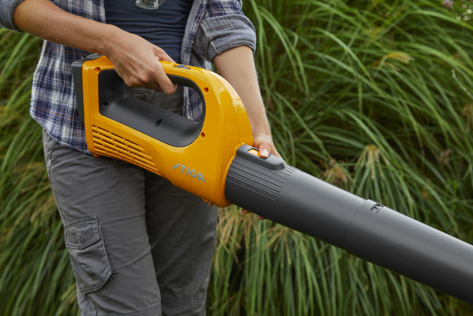 Stiga VS 100e KIT 20v Cordless Blower-Vac (Inc. 2 x Batteries & Charger)