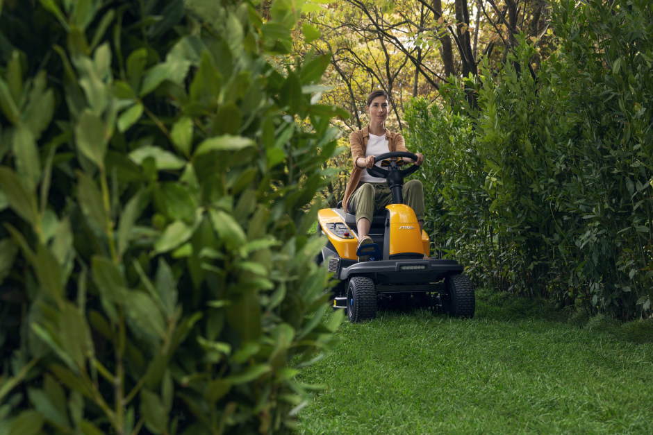 Stiga Swift 372e Battery-Powered Rear-Collect Ride-On Lawnmower with Stepless Electronic Drive