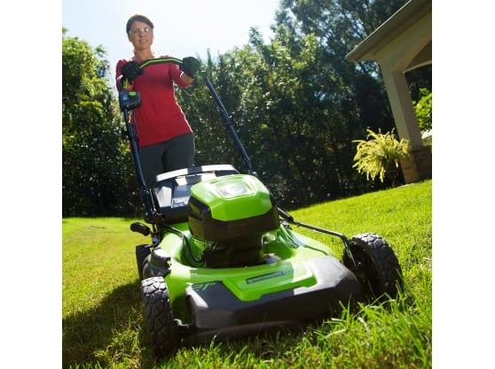 Greenworks GD60LM46SPK4 60v/46cm DigiPro 4-in-1 Self-Propelled Variable-Speed Cordless Lawnmower (Inc. 4Ah Battery & Charger)