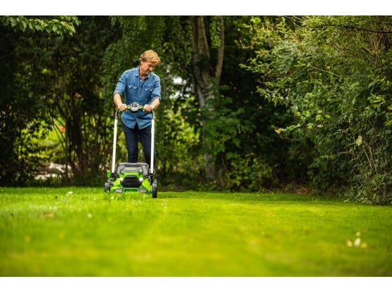 Greenworks GD60LM46SPK4 60v/46cm DigiPro 4-in-1 Self-Propelled Variable-Speed Cordless Lawnmower (Inc. 4Ah Battery & Charger)