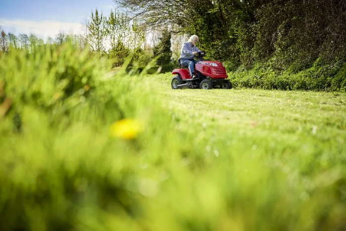 Mountfield MTF 98M SD Side-Discharge Lawn Tractor with Manual Drive