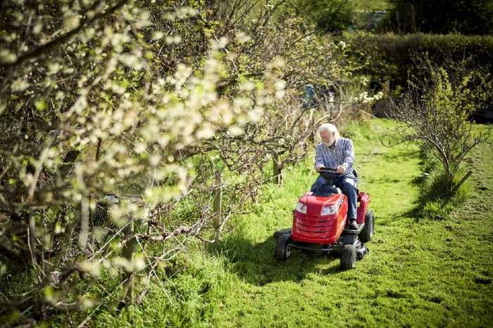 Mountfield MTF 98M SD Side-Discharge Lawn Tractor with Manual Drive